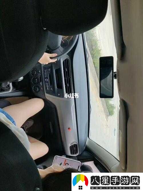 女性跟教練晚上練車